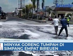 VIDEO Anggota Satlantas dan Damkar Bireuen Bersihkan Tumpahan Minyak Goreng