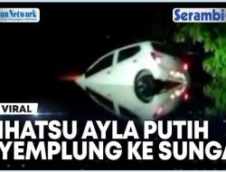 VIDEO VIRAL Dihatsu Ayla Putih Nyemplung ke Sungai Balongbendo Sidoarjo, Begini Nasib Pengemudi